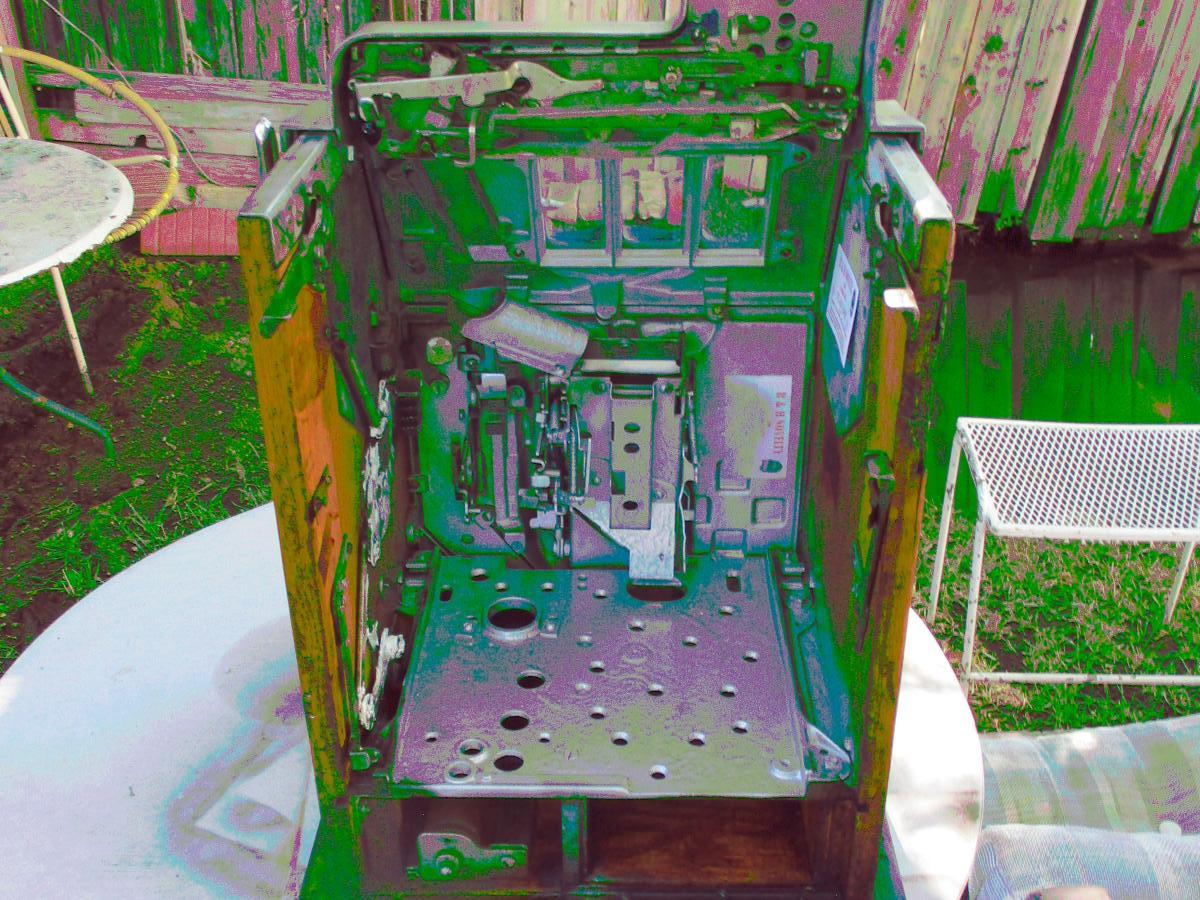 Inside Antique Mills “Castle Front” Slot Machine with Gold Award – 25¢ Quarter – c.1947